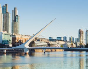 Arjantin’de şehir merkezi ve deniz manzarası