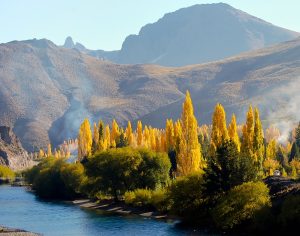 Arjantin’de göl ve dağ manzarası